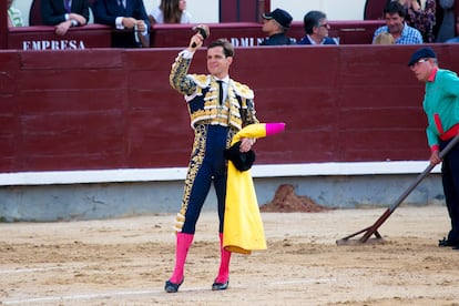 El Juli, con la oreja que cortó el 11 de mayo de 2022 en la plaza de Las Ventas.