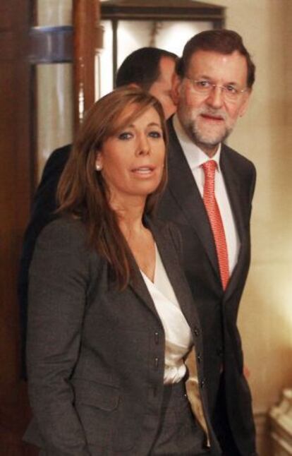 Camacho acompa&ntilde;ada de Rajoy, en octubre de 2010.