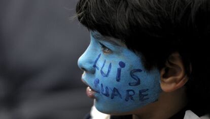 Un ni&ntilde;o en Montevideo durante el partido Uruguay-Italia.