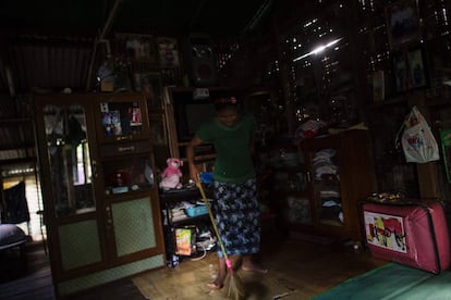 El tema salió a la luz este mes con el caso de dos niñas de 16 y 17 años, que describieron el gran abuso que estuvieron sufriendo durante cinco años cautivas en una sastrería de Yangon. Inicialmente les pagaron 4.000 dólares en compensaciones pero bajo presión pública la policía presentó cargos criminales y el presidente ha ordenado una investigación sobre cómo las autoridades manejaron el caso. En la imagen, Than Than Ei recuperándose en casa de unos familiares en el sur de Yangon.