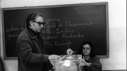 Llu&iacute;s Hern&aacute;ndez, votando en las municipales de 1979.