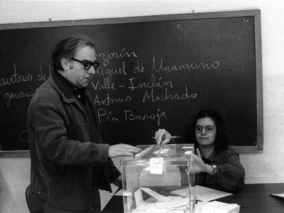 Lluís Hernández, votando en las municipales de 1979.