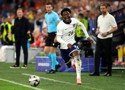 Kobbie Mainoo persigue el balón durante el partido entre Inglaterra y Países Bajos.