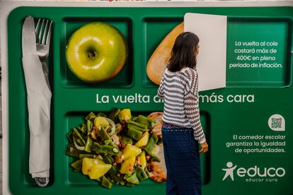 Una bandeja comedor gigante en la Plaza Red de San Luis, en el centro de Madrid este miércoles.