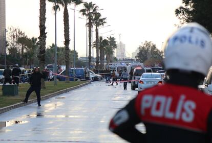 Un reportero declaró al mismo diario que vio el cuerpo de un atacante abatido junto a un arma automática. En la imagen, la policía vigila la zona del atentado.