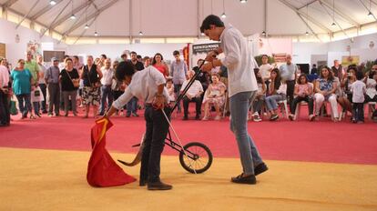 Un niño torea de salón en la feria de turismo taurino Territorio Toro, en Sevilla.