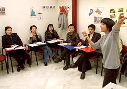 Limei Xu (segunda por la izquierda) y Chen Xu (primero por la derecha), en la clase de castellano.