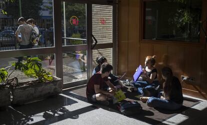 Estudiantes antes del examen de Selectividad en la Universidad de Sevilla.