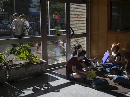 Estudiantes antes del examen de Selectividad en la Universidad de Sevilla.