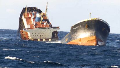 El petrolero Prestige se hundió el 19 de noviembre de 2002 frente a la costa noroeste de España.
