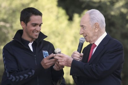 Simon Peres, el presidente de Israel, y Alberto Contador durante la visita del equipo Saxo Bank a Jerusalén en diciembre pasado.