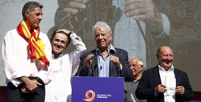 Vargas Llosa, al micrófono, durante su discurso en la manifestacion.