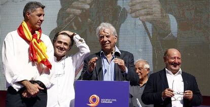 Vargas Llosa, al micrófono, durante su discurso en la manifestacion.