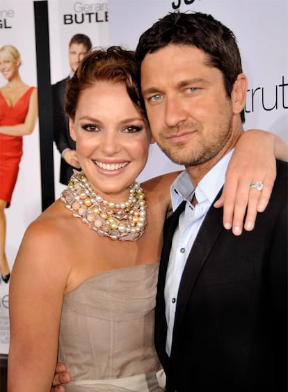 El actor Gerald Butler, conocido por películas como '300' y la actriz Katherine Heigl, una de las protagonistas de la serie de televisión 'Anatomía de Grey' han tenido una accidentada promoción de su nueva película en Los Ángeles. Según cuenta la revista estadounidense 'People' en su edición 'web', los dos actores fueron desalojados del hotel en el que estaban haciendo la promoción de 'The Ugly Truth', su nueva película, por una amenaza de bomba. Según han contado algunos testigos a la revista, en el momento del desalojo Butler se entretenía haciéndose fotos con los jugadores del AC Milan, que están en Los Ángeles, alojados en el mismo hotel en el que se encontraban los actores, para jugar un partido de fútbol contra el equipo local Los Angeles Galaxy. Afortunadamente, la amenaza no ha sido más que un susto que ha obligado a mantener fuera del recinto durante dos horas a las 400 personas que se encontraban en el hotel en el momento. En la imagen, los dos actores posan en la alfombra roja previa al estreno de la película el pasado viernes.
