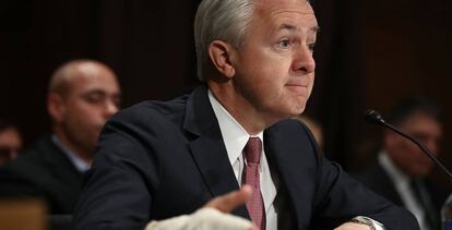 John Stumpf, testificando ante el Senado