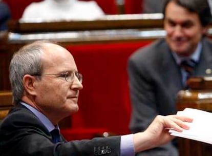 El presidente de la Generalitat, José Montilla, en primer término, y el líder de CiU, Artur Mas, en el Parlamento catalán durante el debate final previo a la aprobación de la Ley del Derecho a la Vivienda, en diciembre de 2007.
