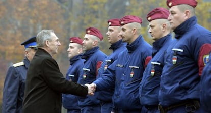 El ministro húngaro del Interior, Sandor Pinter, despide a un grupo de policías destinados a Eslovenia para cooperar en la crisis de refugiados.