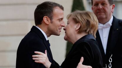 El presidente francés, Macron, saluda a Angela Merkel.