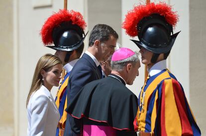 Los reyes de España junto al arzobispo Georg Gänswein, prefecto de la casa pontificia, antes de ser recibidos por el papa Francisco.