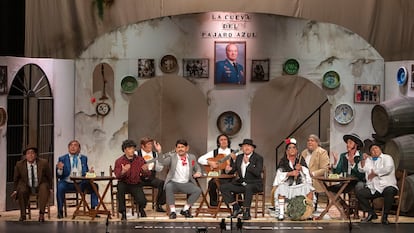 La chirigota 'Que ni las hambre las vamos a sentí' del afamado Jose Luis García Cossío en escena durante el Concurso Oficial de Agrupaciones Carnavalescas (COAC) que se celebra en el Gran Teatro Falla (Cádiz) desde el pasado 9 de enero.