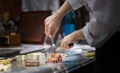 Un chef prepara carne de res al estilo teppanyaki.