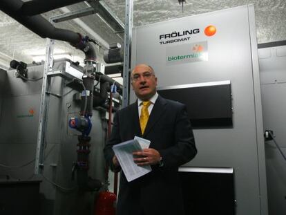 El director generente Biotermiak, David Amo, en la sala de calderas del innovador sistema de biomasa.