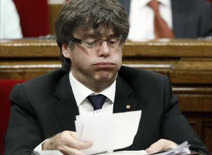 El presidente de la Generalitat, Carles Puigdemont, repasa unos papeles durante la sesi&oacute;n de control parlamentario. 