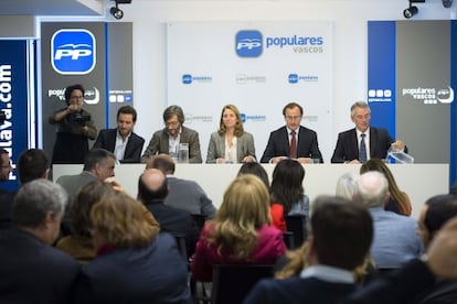 Quiroga, junto al secretario general del PP vasco, Iñaki Oyarzábal (a su derecha), y los tres presidentes provinciales, en la reunión del Comité Ejecutivo.