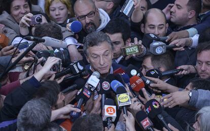 Mauricio Macri se dirige a la prensa tras votar en Buenos Aires.