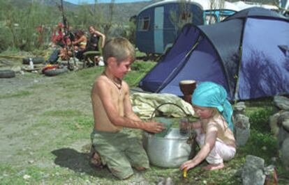 Unos niños, durante la concentración <i>hippy</i> en el anejo de Los Tablones, a las afueras de Órgiva.