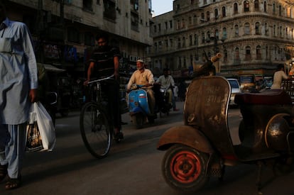 Vespas em uma rua em Islamabad, no Paquistão.