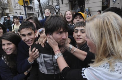 Una aficionada consuela a Messi tras la agresión.