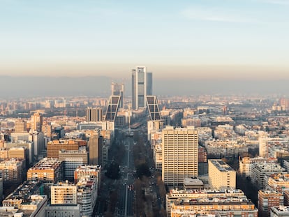 Vista del Paseo de la Castellana de Madrid, con las Torres Kio (Plaza de Castilla) y las Cuatro Torres al fondo.