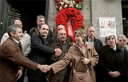 Gaspar Llamazares saluda a María Dolores González, en el homenaje rendido ayer a las víctimas.