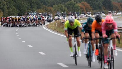 Un grupo de escapados, cerca de ser neutralizado en la segunda etapa de La Vuelta 2022.
