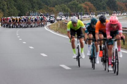 Un grupo de escapados, cerca de ser neutralizado en la segunda etapa de La Vuelta 2022.