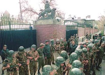 La policía iraní monta guardia ante la Embajada británica de Teherán frente a unos manifestantes contra la guerra.