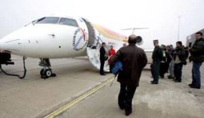 En la imagen, un avión de la compañía Air Nostrum en el aeropuerto de Matacán (Salamanca). EFE/Archivo