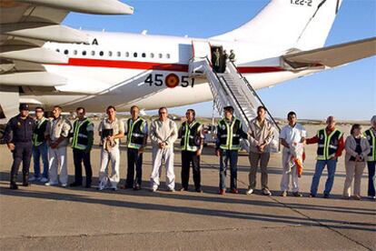 Los seis presuntos colaboradores de ETA entregados por México, a su llegada al aeropuerto de Torrejón (Madrid).