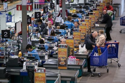 Línea de cajas en un hipermercado de Barcelona.