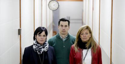 Azahara Peralta (izquierda), junto a Ana Garrido y Luis Gonzalo Segura, denunciantes de corrupción, en 2017. 