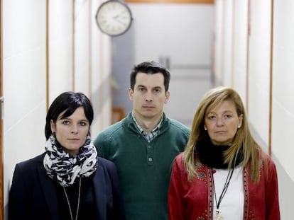 Azahara Peralta (izquierda), junto a Ana Garrido y Luis Gonzalo Segura, denunciantes de corrupción, en 2017. 