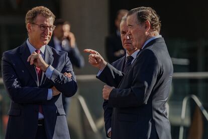 El líder del PP, Alberto Núñez Feijóo, el lehendakari, Oñigo Urkullu, y el presidente del Instituto de la Empresa Familiar (IEF), Andrés Sendagorta.