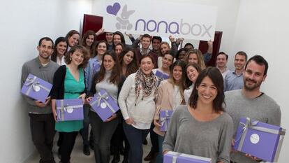 Izanami Martínez, fundadora de Nonabox, junto a su equipo