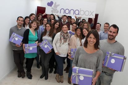 Izanami Martínez, fundadora de Nonabox, junto a su equipo