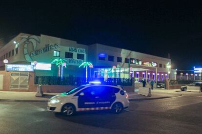 Un cotxe dels mossos davant de prostíbul.