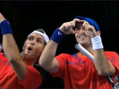 Momento en que Verdasco manda un corazón a su novia, Ana Boyer.