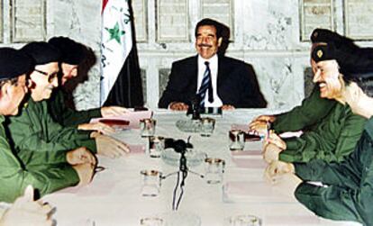 Sadam Husein charla con varios altos oficiales de su Ejército durante una reunión mantenida ayer en Bagdad.