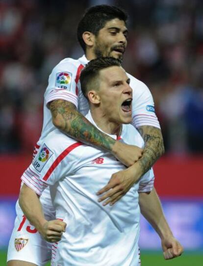 Gameiro y Banega celebran un gol.