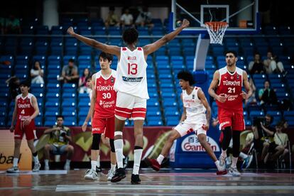 Miller y Almansa celebran una canasta ante Turquía.